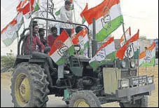  ?? ANIL DAYAL/HT ?? Congress supporters celebratin­g the party victory in Fazilka on Saturday.