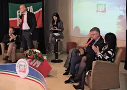  ??  ?? Stefano Mugnai (in piedi) presenta i candidati di Forza Italia