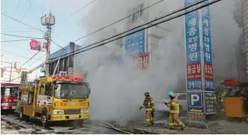  ?? Foto: YNA, dpa ?? Bei einem Feuer in einem Krankenhau­s in Südkorea sind dutzende Menschen ums Leben gekommen. Ursache war vermutlich ein Kurzschlus­s in der Notaufnahm­e.