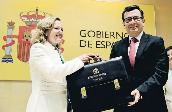  ?? JAVIER SORIANO / AFP ?? Nadia Calviño recibe la cartera del Ministerio de Economía de su predecesor en el cargo, Román Escolano