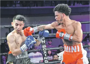  ?? ?? El dominicano Erick “Mini PacMan” Rosa conecta su derecha en el rostro del mexicano Yudel “El Guerrerito” Reyes.