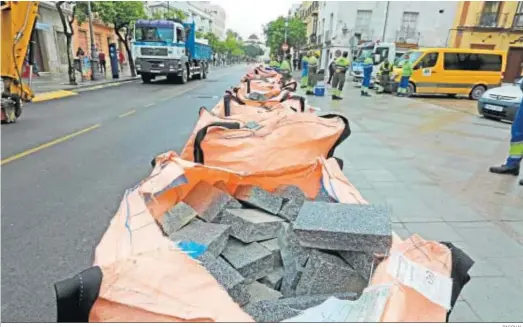  ?? PASCUAL ?? Sacas con los nuevos adoquines planos que alternarán con el asfalto en el céntrico eje viario, al que se incorpora el modelo de plataforma única.