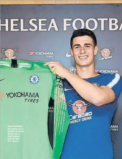  ?? FOTO: CHELSEA FC ?? Kepa Arrizabala­ga posó anoche con la camiseta de portero del que será su nuevo equipo a partir de ahora