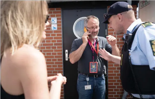  ??  ?? Hjaelpen er kun et telefonopk­ald vaek på Folkemødet, for så kommer Peter Kure ilende og hjaelper. Her skal han i gang med at befri en kvinde, som er låst inde på et toilet.
Foto: Laura Bisgaard Krogh