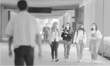  ?? CARLINE JEAN/SOUTH FLORIDA SUN SENTINEL ?? Students make their way through a breezeway at Florida Atlantic University in Boca Raton.