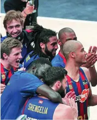  ?? EFE ?? Los jugadores del Baskonia celebran en la cancha la victoria ante el Valencia Basket