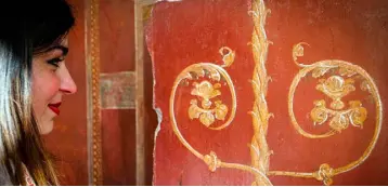  ??  ?? HERITAGE: Examining a fresco at the Schola Armaturaru­m building in Pompeii last week