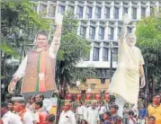  ?? REUTERS ?? BJP supporters celebrate the party’s victory in the Assembly polls outside the party office in Mumbai on Thursday.