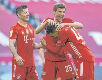  ?? FOTO: MORITZ MUELLER/ IMAGO IMAGES ?? Drei Leistungst­räger im Jubel vereint: Robert Lewandowsk­i, Thomas Müller und Jamal Musiala (v. li.).