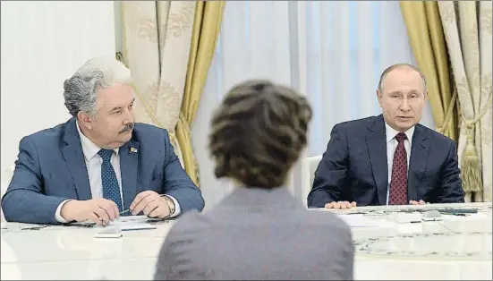  ?? ALEXÉI NIKOLSKI / AP ?? Putin reunió ayer en el Kremlin a sus siete rivales electorale­s; en la imagen, Serguéi Baburin (izquierda) y Ksenia Sobchak (de espaldas)