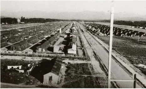  ??  ?? Das Lager Gurs in Südfrankre­ich, vermutlich im Jahr 1942: Hier lebten tausende deutsche Juden unter erbärmlich­en Bedingunge­n, bevor viele von ihnen mit Hilfe französisc­her Behörden in die Ns-vernichtun­gslager Auschwitz und Sobibor deportiert wurden.