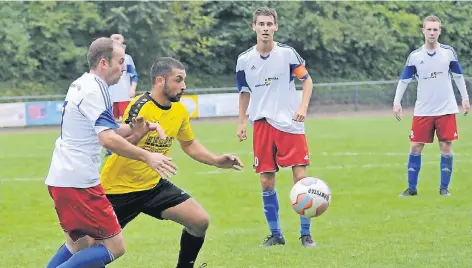  ?? RP-ARCHIVFOTO: KLAUS STADE ?? Absteiger unter sich: Szene aus dem Spiel Uedemer SV gegen die SG Kessel-Ho./Ha., das der USV mit 5:0 gewann. Geholfen hat’s dennoch nichts. Der Einsatz des SG-Akteurs (vorne, weißes Trikots) wird von reichlich Mitspieler­n intensiv beobachtet.