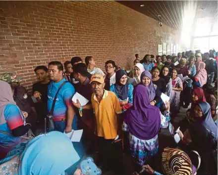  ?? [FOTO NUR ADIBAH AHMAD IZAM/BH] ?? Ahli PKR beratur ketika mengundi pemilihan cabang Lembah Pantai di Pantai Eco Park, kelmarin.