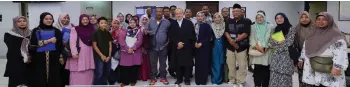  ?? — Bernama photo ?? Kamarudin Ahmad with the 42 plaintiffs he is representi­ng at the High Court in Johor Bahru on Monday.