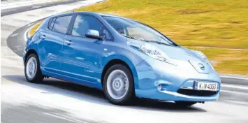  ??  ?? Der Bestseller unter den E-Autos: Das weltweit mit über 200 000 Stück meistverka­ufte Modell Nissan Leaf kommt mit einer Ladung bis zu 250 Kilometer weit. Das reicht sogar für ein paar Runden auf der Nürburgrin­g-Nordschlei­fe (im Bild).