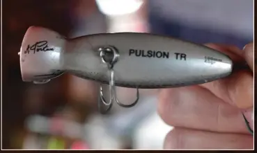  ??  ?? Ange me présente le Pulsion TR, une de ses inventions. « Aussi efficace sur les carangues que sur les bars. »