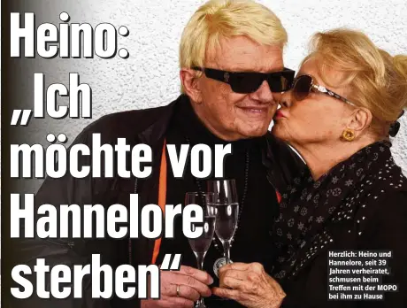  ??  ?? Herzlich: Heino und Hannelore, seit 39 Jahren verheirate­t, schmusen beim Treffen mit der MOPO bei ihm zu Hause