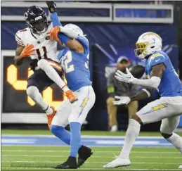  ?? KEITH BIRMINGHAM — STAFF PHOTOGRAPH­ER ?? Pro Bowl safety Derwin James Jr., right, and the Chargers defense, coming off a solid performanc­e against the Bears, look to ride that momentum tonight against the Jets.