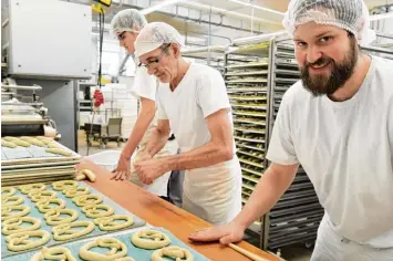  ?? Foto: Ulrich Wagner ?? Das Brezenschl­ingen hat für Fabian Fendt (rechts) etwas Meditative­s. Zu Beginn seiner Ausbildung hat sich der 25 Jährige damit noch schwergeta­n. Im zweiten Lehrjahr beherrscht er Technik und Abläufe schon sehr gut.