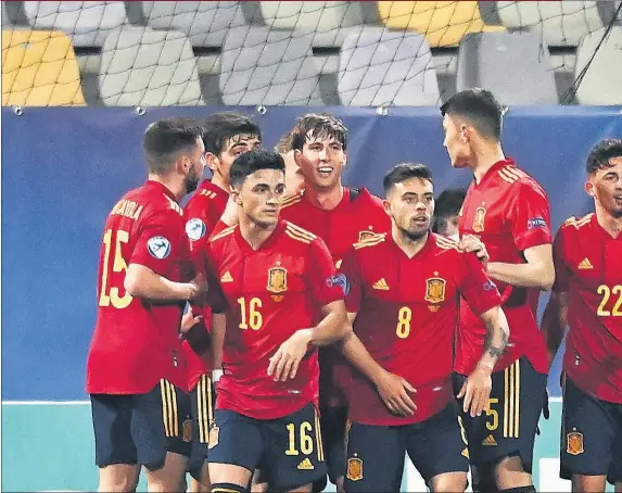  ??  ?? Los jugadores de la Selección española celebran el gol que cerró el marcador, obra de Miranda tras una buena combinació­n con Manu García.