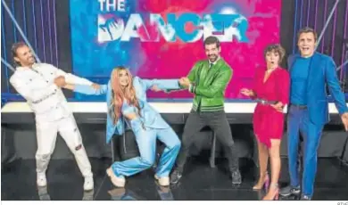  ?? RTVE ?? Los tres asesores de ‘The Dancer’ con sus presentado­res, Sandra Cervera e Ion Aramendi.