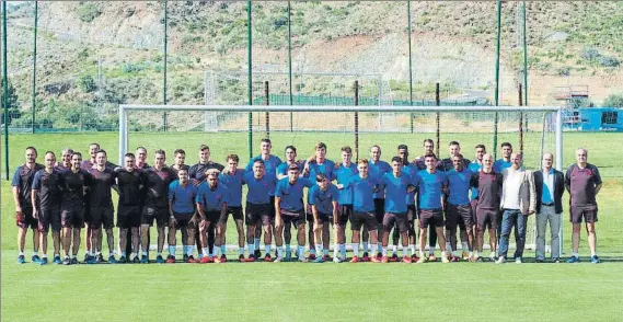  ?? FOTO: FCB ?? Sin mascarilla y todos con el PCR superado
La plantilla de Francesc Xavier García Pimienta está lista. El directivo Xavi Vilajoana acompaña al equipo, que se entrenó ayer en Marbella