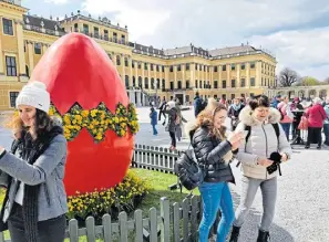  ?? ?? Wien: Ein Stadtbumme­l bei moderaten Temperatur­en macht Spaß, genauso wie der Besuch eines Ostermarkt­s am Schloss Schönbrunn.