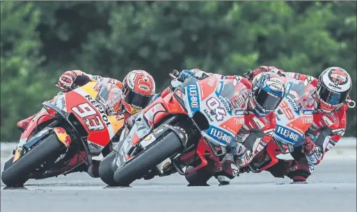  ?? FOTOS: EFE ?? Dovizioso, Lorenzo y Márquez protagoniz­aron cuatro vueltas finales de puro espectácul­o sobre dos ruedas. Finalmente Márquez tuvo que celebrar un tercero en su GP nº100 en categoría reina mientras Lorenzo y Dovizioso saludaron el nuevo doblete para Ducati