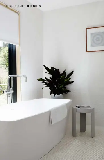  ??  ?? BATHROOM
Clean, contempora­ry lines, all in white, accentuate a feeling of zen