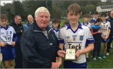  ??  ?? Mick Hagan presents Alex Kavanagh with the Wicklow People sponsored Man of the Match award.