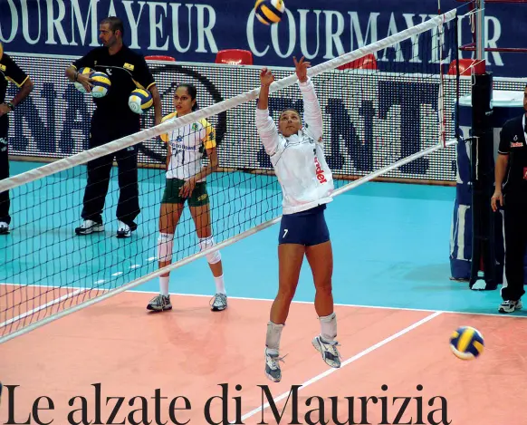  ??  ?? Trionfi
Maurizia Cacciatori vanta 228 presenze nella Nazionale italiana di pallavolo femminile. Con le azzurre ha vinto un oro ai Giochi del Mediterran­eo (2001), un bronzo agli Europei del 1999 in Italia e un argento a quelli del 2001 in Bulgaria. Nel curriculum della carrarese c’è anche la partecipaz­ione alle Olimpiadi di Sydney 2000, prima qualificaz­ione in assoluto per la nazionale femminile di pallavolo