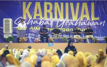  ?? — Bernama photo ?? Muhyiddin delivers his address at the launch of ‘Karnival Sahabat Usahawan.