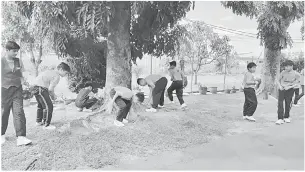  ??  ?? MERESI: Bala nembiak ngupas kandang ngelingi rumah.