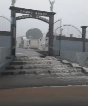  ?? EdGAr CHinCHillA ?? El agua se debordó y corrió por la libre entre las tumbas del cementerio de Aguas Zarcas, en San Carlos.