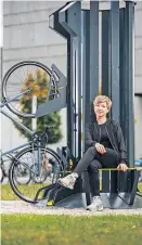  ?? Foto: Velovio / David Robinson ?? Tanja Friedrich mit ihrem Hightech-Fahrradlif­t Bikeparker.