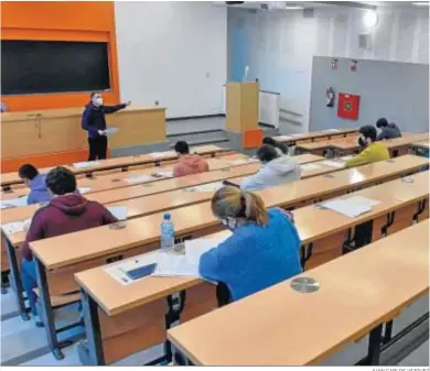  ?? JUAN CARLOS VÁZQUEZ ?? Realizació­n de un examen en la Facultad de Física.