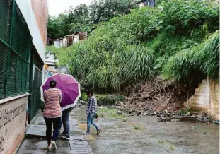  ?? Rivaldo Gomes/folhapress ?? ■ Movimentaç­ão de mães de alunos em frente à escola Salvador Ligabue, na zona norte da capital, onde um muro desabou com as chuvas há duas semanas