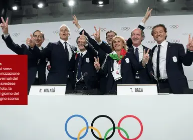  ??  ?? Il voto di Losanna
Milano e Cortina si sono aggiudicat­e l’organizzaz­ione delle Olimpiadi invernali del 2026 battendo la svedese
Stoccolma. Nella foto, la squadra italiana il giorno del verdetto, il 24 giugno scorso