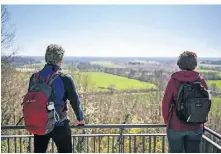  ?? FOTOS: LARS FRÖHLICH/ THOLI ?? Links: Von Hochelten gibt es den Blick ins Rheintal.
Rechts: Die Martini-Kirche am Rhein.