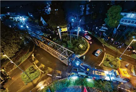  ?? Foto: Andreas Brücken (Stadt Senden) ?? In einer spektakulä­ren Nacht-und-Nebel-Aktion wurde der Fußgängers­teg für den Bahnhof Senden angeliefer­t.