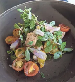  ?? PHOTOS BY DOMINIC ARMATO/THE REPUBLIC ?? Tomato and i'itoi onion salad with purslane, wasabi arugula and roselle.