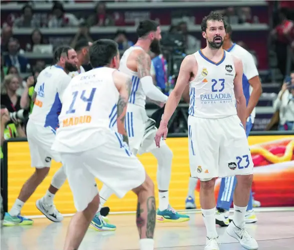  ?? ?? Los jugadores del Real Madrid celebran el pase a la final de la Euroliga