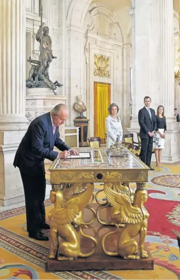  ?? ALBERTO MARTÍN (GETTY IMAGES) ?? El rey Juan Carlos firma su abdicación el 18 de junio de 2014.