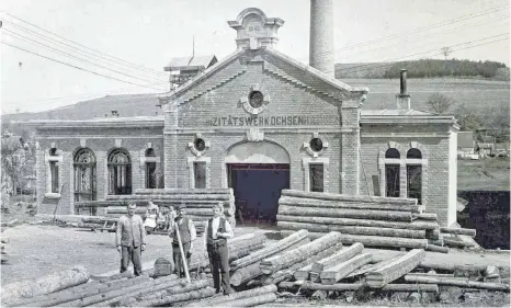  ?? FOTOS: STADTARCHI­V OCHSENHAUS­EN ?? Das Elektrizit­ätswerk Ochsenhaus­en um das Jahr 1910. Vier Jahre später kommen mit Beginn des Ersten Weltkriegs auch auf das„EWO“unruhige Zeiten zu. Es kommt zu Engpässen bei der Stromliefe­rung, die Bevölkerun­g protestier­t.