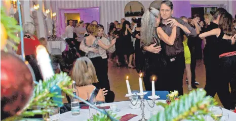  ?? FOTO: VERANSTALT­ER ?? Adventlich­e Stimmung, tiefe Blicke und ein intensiver Tango Argentino: Die nächste Milonga ist am Dienstag.