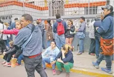  ??  ?? Venezolano­s en Perú esperaban ayer afuera de la embajada en Lima, para poder iniciar el proceso de regreso a su país.