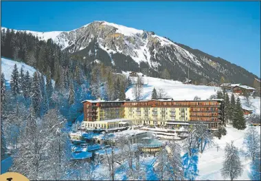  ??  ?? VALLE SIMMENTAL. En la región suiza se descubrió hace tiempo la mayor fuente de azufre de Europa; nació un complejo turístico que se modernizó en los años 80.