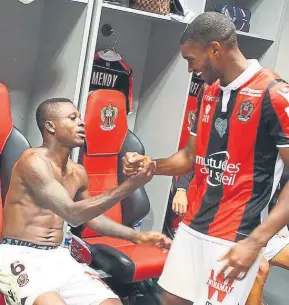  ?? FOTO: OGCNICE ?? La felicitaci­ón de Seri Pudieron ser compañeros en el Barça, pero juegan juntos en Niza