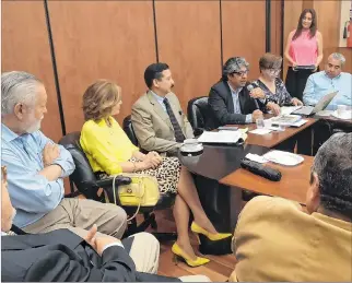  ?? BLANCA MONCADA / EXPRESO ?? Reunión. El ministro de Educación, Milton Luna (micrófono), aplaudió la iniciativa y exhortó a emularla en el país.