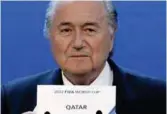  ??  ?? Overraskel­sen var stor da davaerende FIFApresid­ent Sepp Blatter tok opp lappen som viste at Qatar skal arrangere VM i 2022.